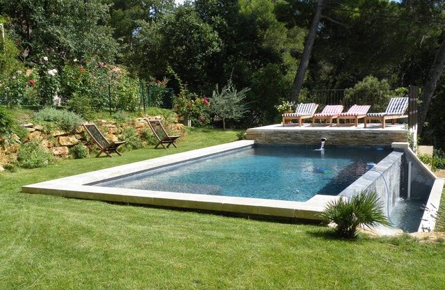 Beautiful house with private heated infinity pool 16 km from Uzes