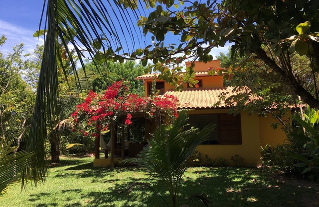 BEAUTIFUL HOUSE WITH TROPICAL GARDEN IN GARAPUÁ