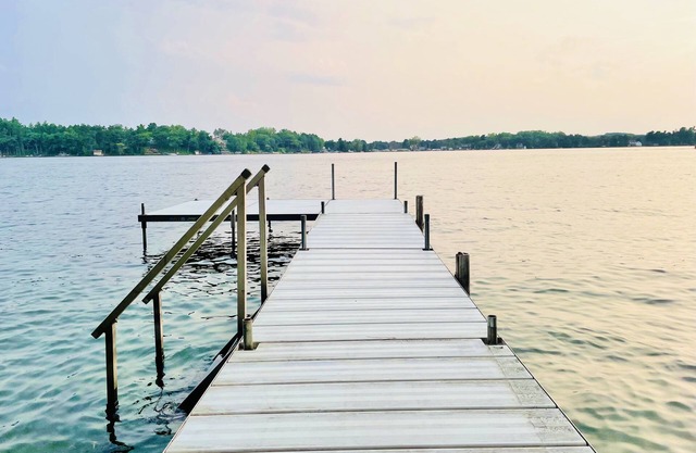 Beautiful lake home, come swim!