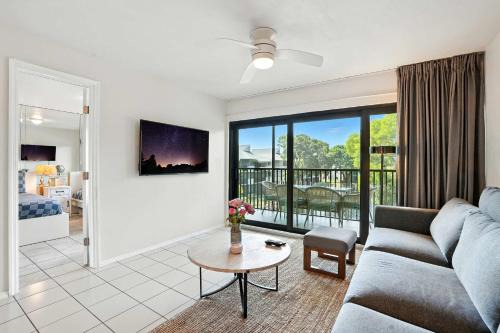 Beautiful Lake Views- Walk to Amenities