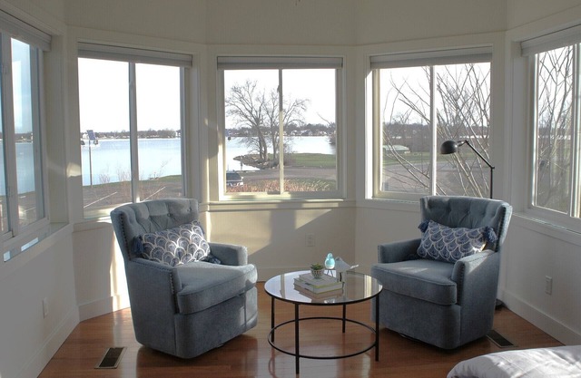 Beautiful lakeside view of Buckeye Lake! 5 minutes from all popular amenities.