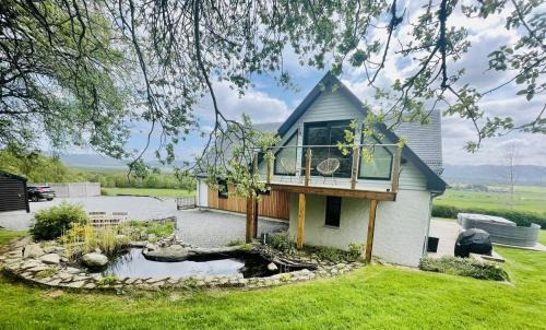 Beautiful Lodge with hot tub & panoramic views