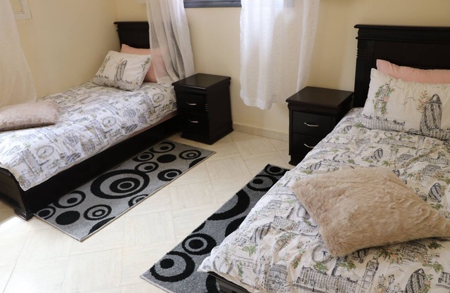 Beautiful luxury beds is 2 mins from play area and only 10 mins to the beach