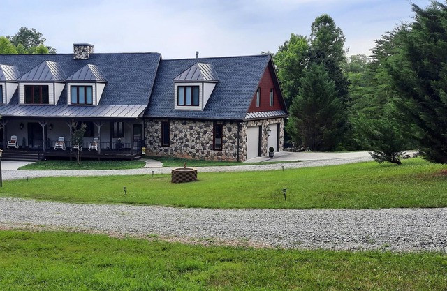 Beautiful mansion w/ 5 bdrms and 7 baths on Leesville Lake. 6Ksqft- Sleeps 14