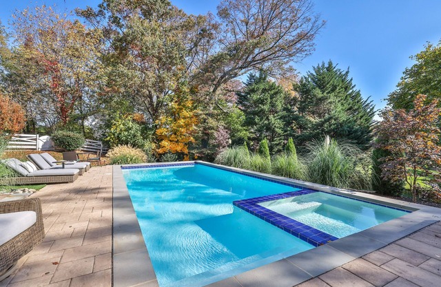 Beautiful McLean estate - heated pool and hot tub, 20 min to DC!