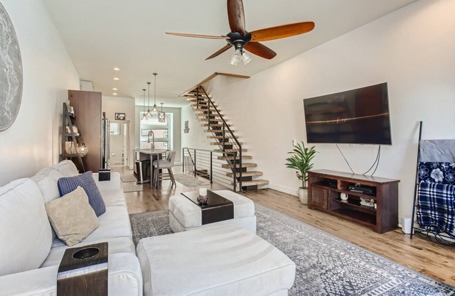 Beautiful, Modern Pet-Friendly Downtown Executive Rental