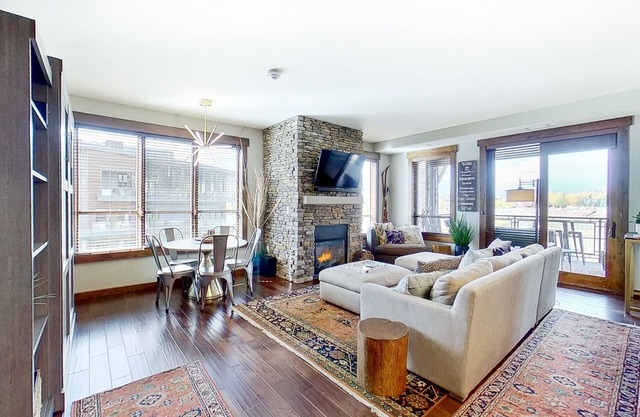 Beautiful Mountain Condo Near Ski Resort w/Shared Pool/Hot Tub, WiFi, AC, & W/D