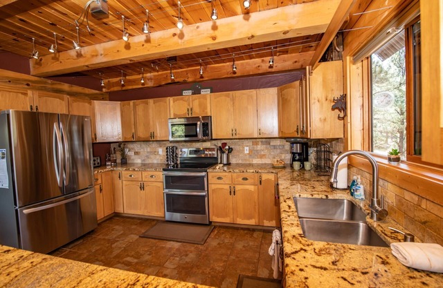Beautiful Mountain Views! Ping Pong! National Forest Access! 30 mins to Ski