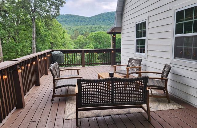 Beautiful mountainside hobby farm with gorgeous view!