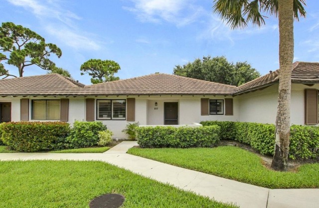 beautiful newly renovated golf front cottage, located inside the PGA National