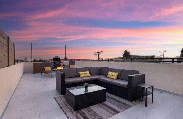 Beautiful New Building with stylish furnishings near Downtown & Hollywood