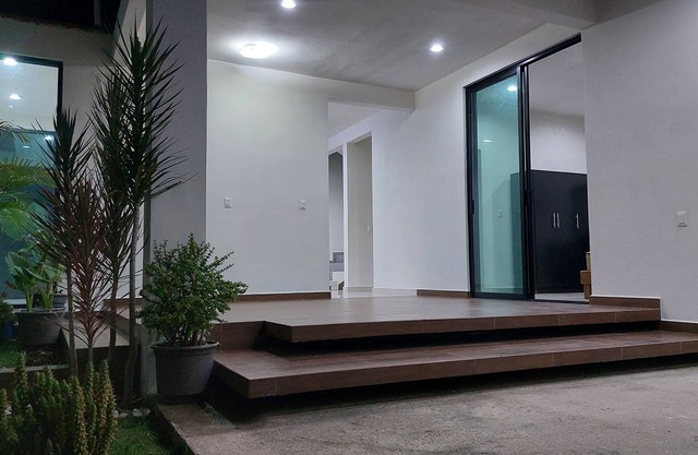 Beautiful new house in a very quiet and safe town. Pet friendly.