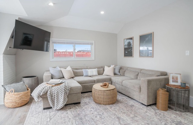 Beautiful newly renovated home w/canal view