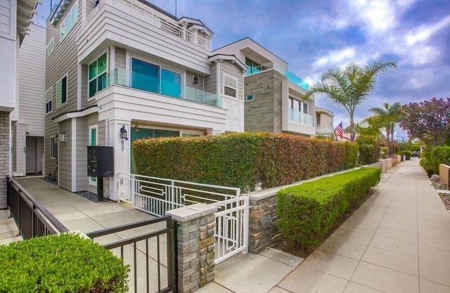 Beautiful newly constructed townhouse with large rooftop deck!