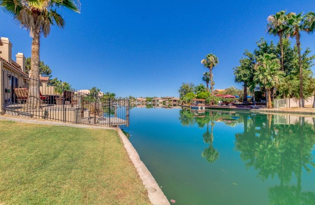 Beautiful, Newly Remodeled & Fully Furnished Townhouse on the Water!