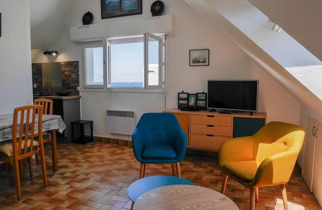 Beautiful newly renovated apartment, close to shops and beach