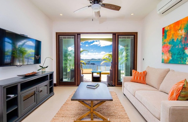 Beautiful ocean view condo, Infinity Pool, Breakfast included
