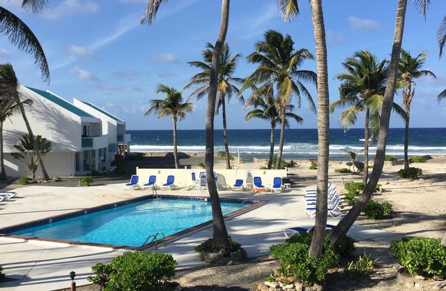 Beautiful Ocean Front 2 Bed 2 Bath Condo mid island location paradise awaits