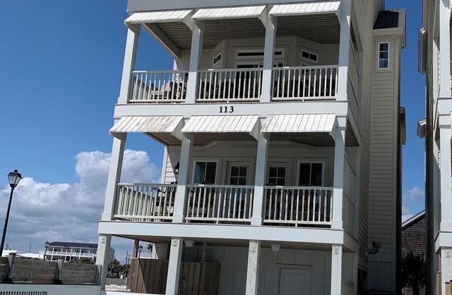 BEAUTIFUL OCEANFRONT 5 BR HOME WITH ELEVATOR AND POOL. LOWER RATES FOR SEPT