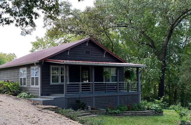 Beautiful Ozark bungalow within walking distance to the White River.