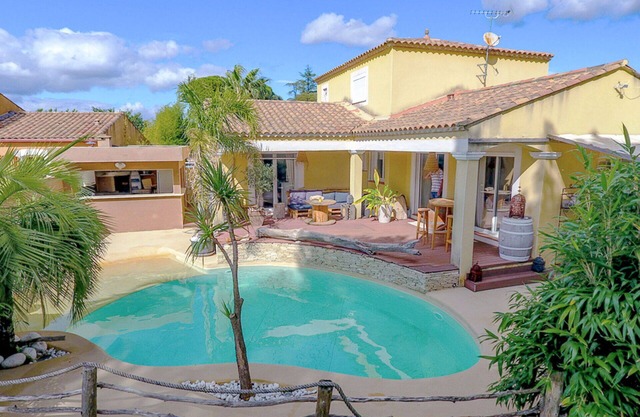 Beautiful private villa for 6 guests with private pool, WIFI, A/C, TV, terrace and parking