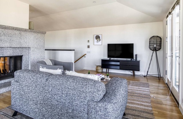 Beautiful Pet-Friendly 2BR in Russian Hill