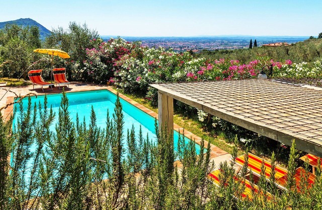 Beautiful private villa with hot tub, A/C, WIFI, private pool, TV, patio, pets allowed and parking