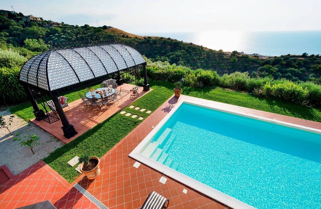 Beautiful private villa with WIFI, A/C, private pool, TV, terrace, panoramic view and parking