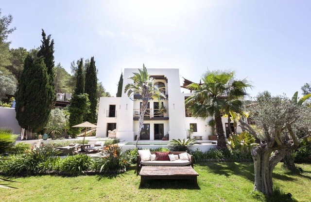 Beautiful Private Luxury Estate - modern comfort 6 bedrooms en suite pools