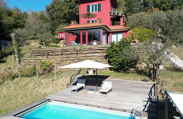 Beautiful private villa with private pool, WIFI, TV, patio and panoramic view, close to La Spezia