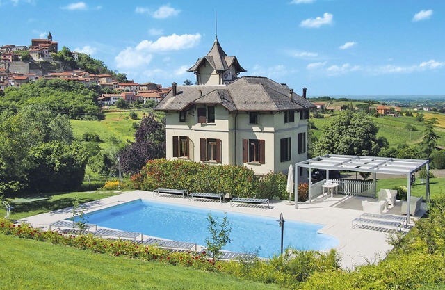 Beautiful private villa with hot tub, WIFI, A/C, private pool, TV, terrace and pets allowed