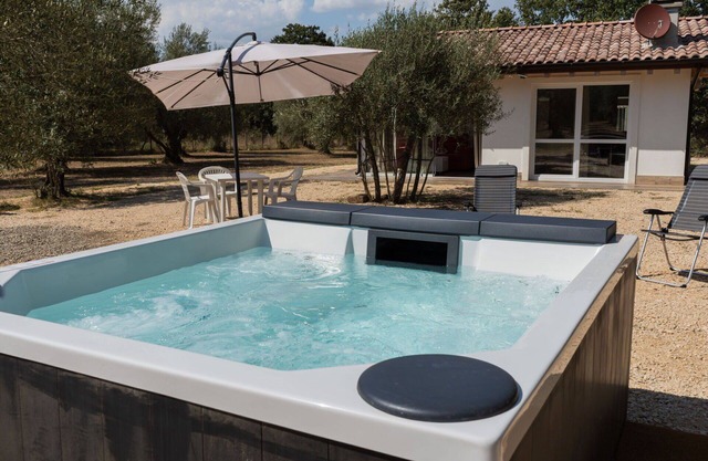 Beautiful private villa with A/C, WIFI, pool, TV, pets allowed, panoramic view and parking