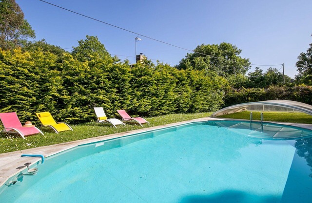 Beautiful private villa for 10 guests with private pool, WIFI, TV, terrace, pets allowed and par.