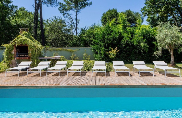 Beautiful private villa for 8 people with private pool, WIFI, A/C, TV and terrace