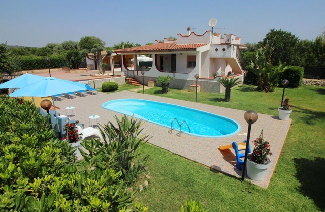 Beautiful private villa for 6 people with WIFI, A/C, private pool, TV, terrace and pets allowed