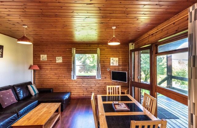 Beautiful private villa with hot tub, WIFI, TV, patio, pets allowed, panoramic view and parking