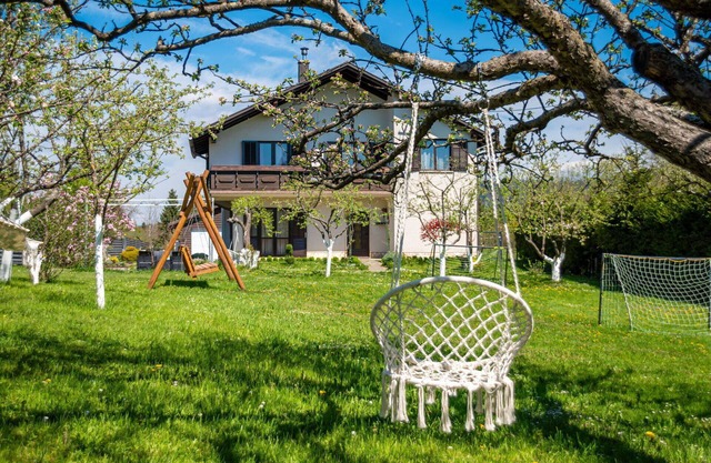 Beautiful private villa with WIFI, hot tub, A/C, private pool, TV, patio, pets allowed and parking