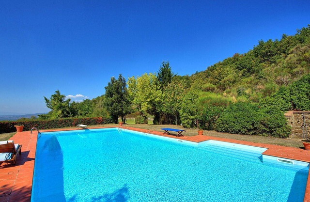 Beautiful private villa with private pool, A/C, WIFI, TV, panoramic view, parking, close to Arezzo