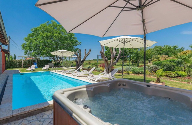 Beautiful private villa with A/C, hot tub, private pool, WIFI, TV, terrace, pets allowed and par.