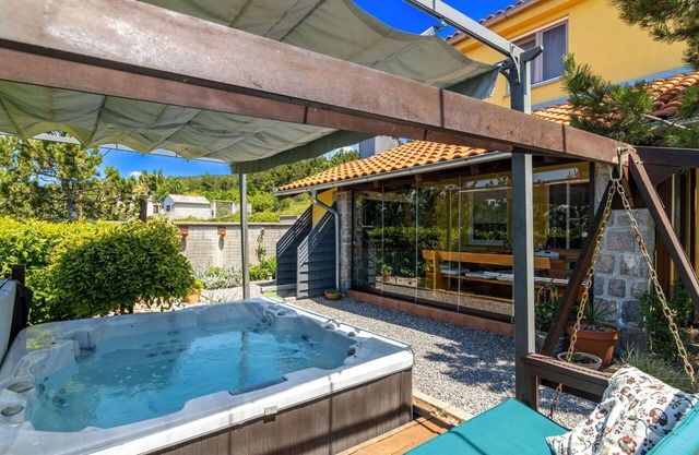 Beautiful private villa with A/C, hot tub, WIFI, private pool, TV, terrace, panoramic view, parking