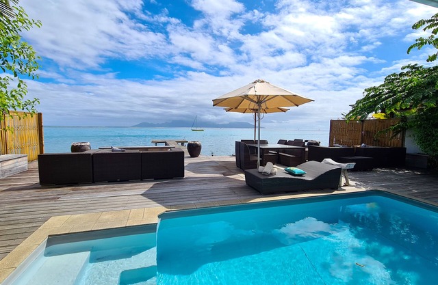 Beautiful property with 2 bedrooms, swimming pool and view over the sea