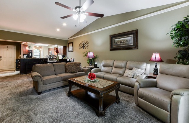 Beautiful Remodeled Luxury Condo-Heart of Branson-Indoor Pool-Large & Affordable
