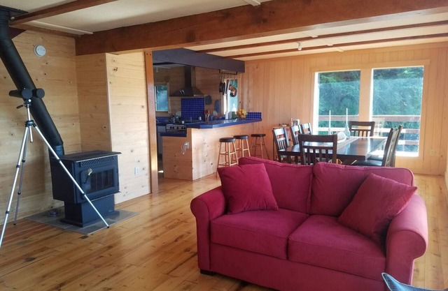 Beautiful remote waterfront Southeast Alaska Cabin, near Ketchikan