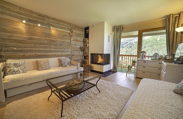 Beautiful renovated apartment on the top floor in Meribel, near a track