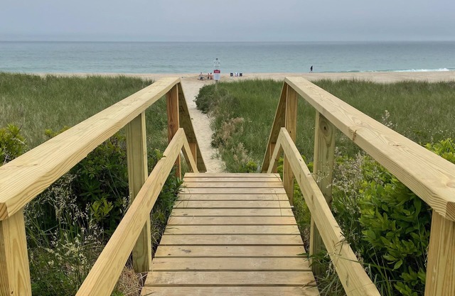 Beautiful renovated Surfside home - bright and welcoming, 200 steps to beach!