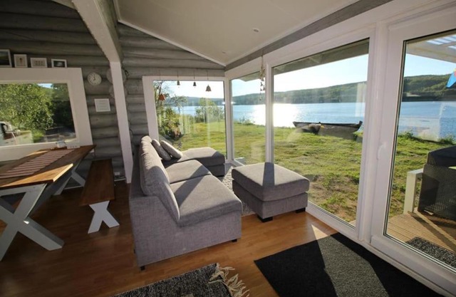 Beautiful riverside cottage with sauna