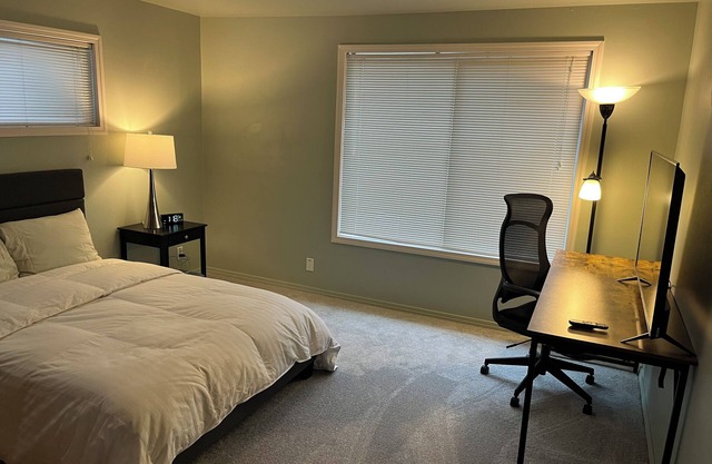 Beautiful room in NE Seattle with High-Speed WiFi