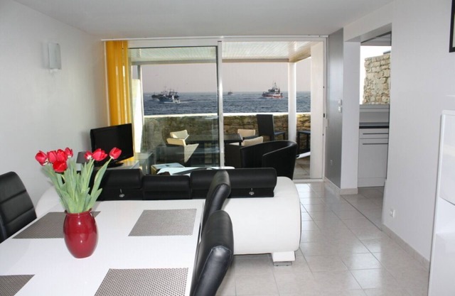 Beautiful sea view 50m from the beach and the harbor and shops and downtown on foot
