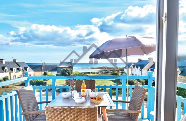 Beautiful sea view and everything on foot (beach, swimming pool, center, port .)