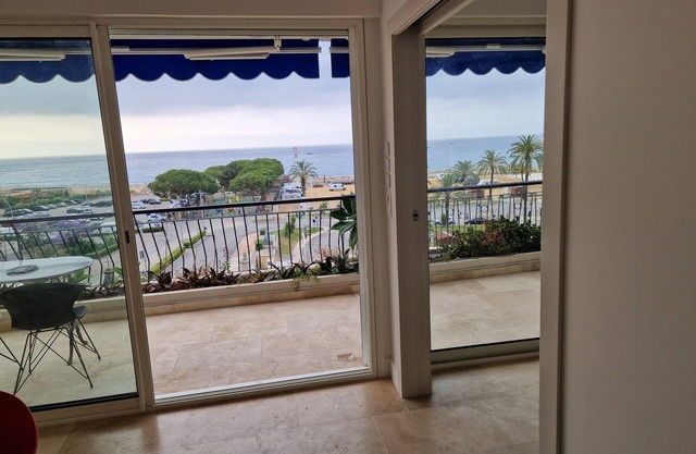 Beautiful sea view, beach 100m away. All comforts. As new
